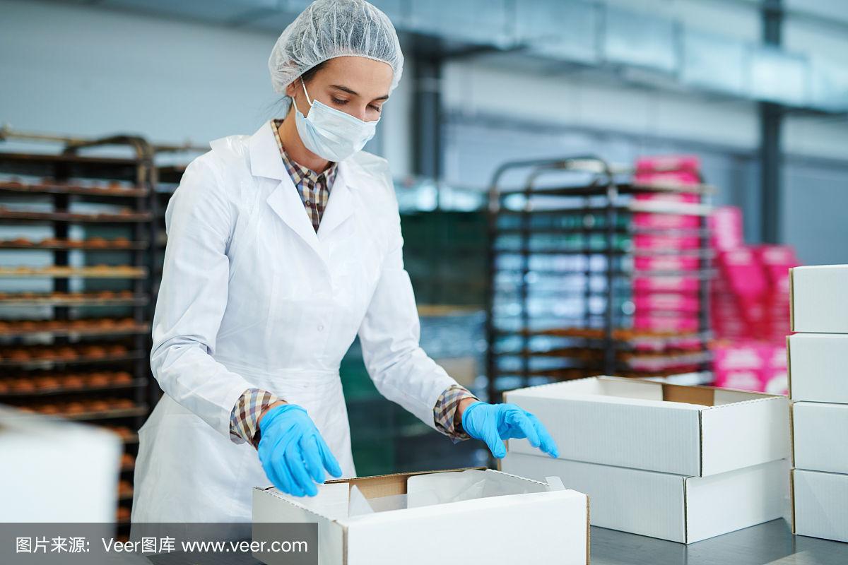 糖果工廠工人準(zhǔn)備包裝
